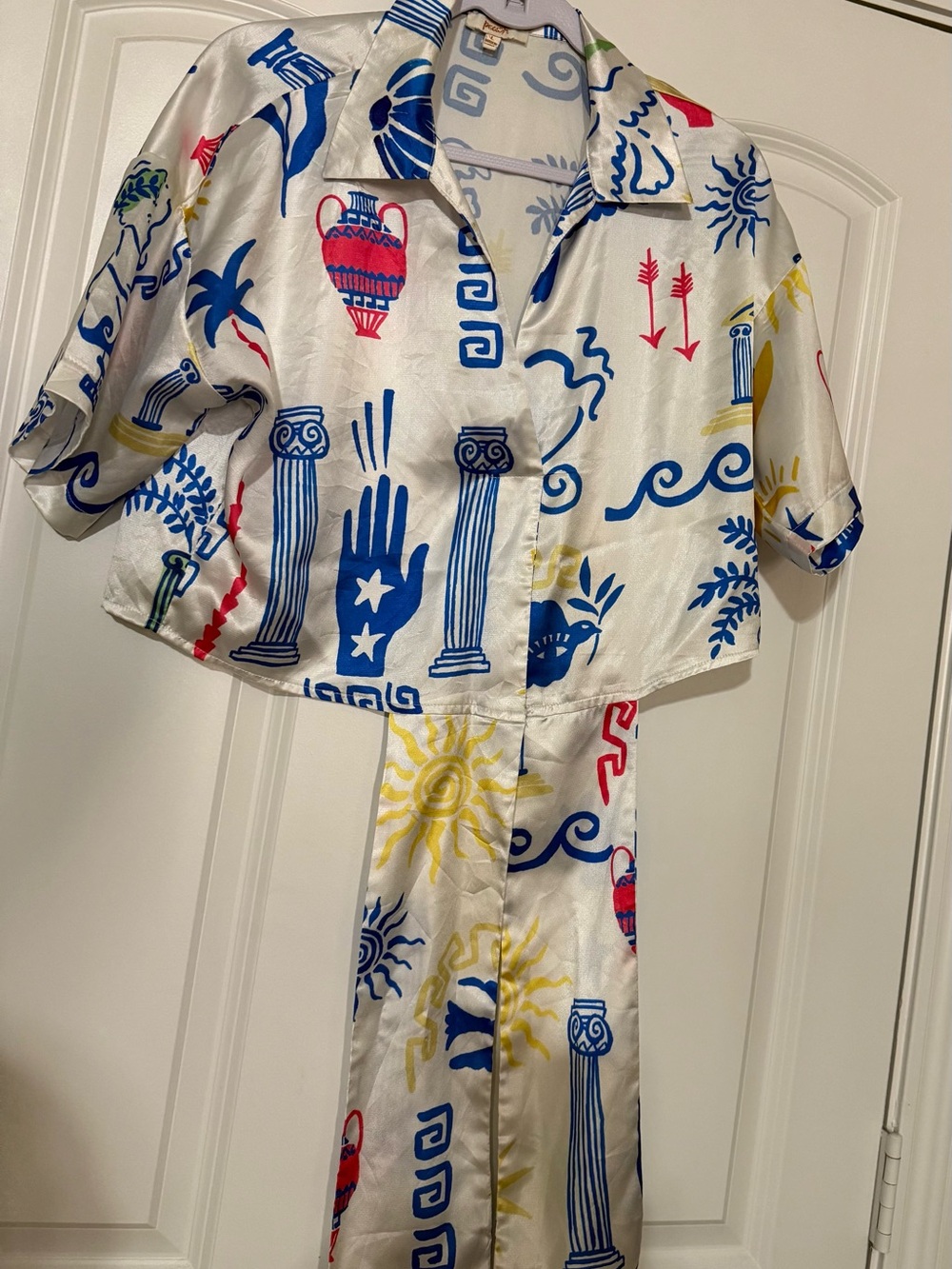 Women’s White tie crop shirt with Blue, Red & Yellow Greek Motif